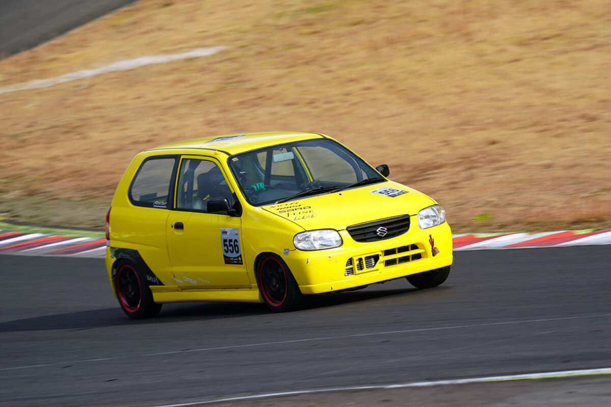 前日が人生初のサーキット走行とは思えないほど落ち着いて走れたデビュー戦。片道2時間の通学で身に付いた技術は確実に活かされている