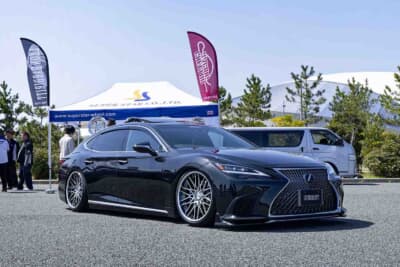 セダン乗りに大人気のホイールブランド、レオンハルトを展開するスーパースター。さまざまな商品展示のなかでも、最新作のレギーレンに注目が集まっていた