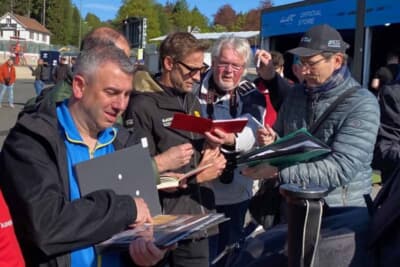 早朝からドライバーの入り待ちをするファンの方がたくさん。とくに元F1ドライバーは大人気です