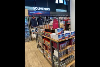 ル・マン駅中のお店にも24時間レースのお土産コーナーがあります