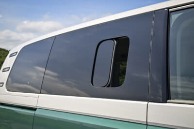 フォルクスワーゲン ID. Buzz Pro：現代風にアレンジされたクラシックなスライディング・ウインドウ