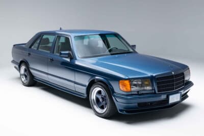 メルセデス・ベンツ「500SEL 5.0 AMG ブルーベリー」（C）Courtesy of RM Sotheby's