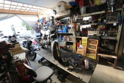 ガレージにはプロ並みの工具やリフトを揃えている