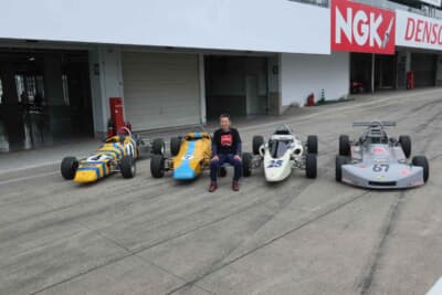 自らの“作品”と記念写真に納まる林将一会長。クルマは左から2台の706と702B、そし て709S。当日は最終モデルの712も顔を見せていたが、早めに退出したのか集合写真に は姿がなかった