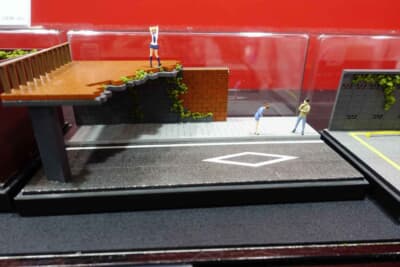 収蔵家というブランドのジオラマ。ここにクルマを置いて楽しめる。フィギュアも収蔵家製だ