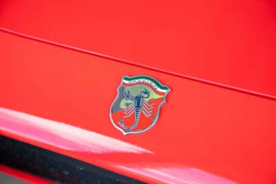 フィアット アバルト1300SP:フロントノーズには年季の入ったエンブレムが装着される