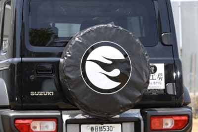 スズキ ジムニー ノマド：ホットウィールとのコラボ商品のスペアタイヤカバー「ファイヤー」