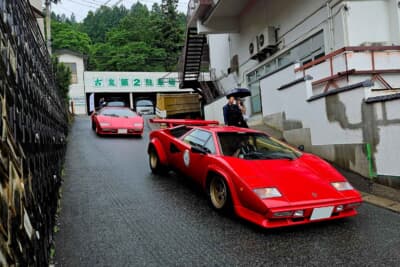 ランボルギーニ カウンタック クワトロヴァルボーレ（手前）、カウンタック LP400S