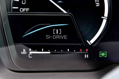 ステアリングスポークのスイッチでエンジンの出力特性を変更できる