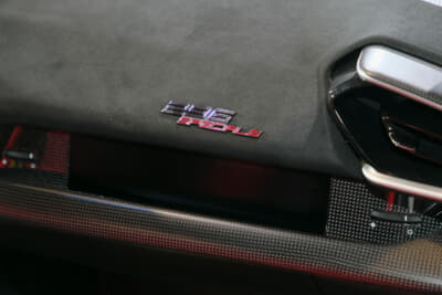 フェラーリ 296スペチアーレ：インテリアはカーボンとアルカンタラでスポーティさを演出