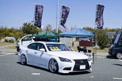 兵庫県明石市から参加したトータルカープロデュースボヤージュ。レクサス LS460に、TRDのエアロパーツやロリンザーホイールの22インチを装着した販売車を展示