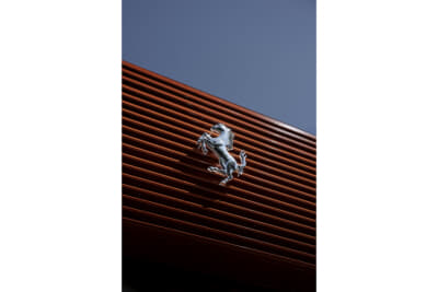 フェラーリは、新たなCIを体現した初のショールームをイタリア・ローマにオープンした