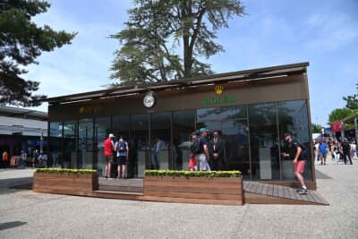 ル・マンのイベントエリアにあるロレックスショップ。入るのにも勇気が要ります