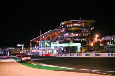 ナイトセッションも数多くのファンが見守る中、フルスロットルです