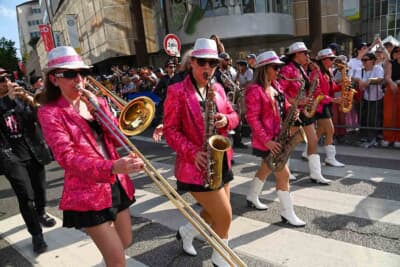 バンドの方々も1時間以上演奏しながら歩き続けます