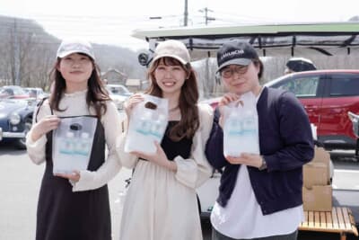 そろそろ気温も高くなってくるこの時期、カクイチガールズにより飲料水がエントラントに配られた、エアコンのないヒストリックカーのオーナーたちも気の利いたサービスに大喜び