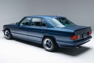 メルセデス・ベンツ「500SEL 5.0 AMG ブルーベリー」（C）Courtesy of RM Sotheby's