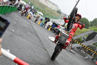 迫力ある走行を間近で観られるのもスピード競技ではないトライアル競技ならでは