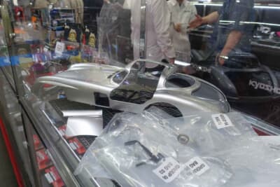 組み立て前状態で置かれていたLEGRAND社製の1/8スケールのメルセデス・ベンツ300SLR