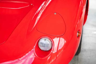 フィアット アバルト1300SP:ヘッドライトはボディに内蔵され、使用時は三角形のカバーを取り外す