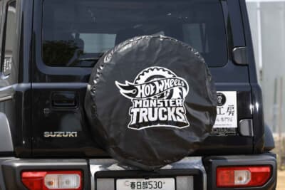 スズキ ジムニー ノマド：ホットウィールとのコラボ商品のスペアタイヤカバー「トラックス」