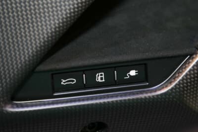 フェラーリ 296スペチアーレ：給油口のほか充電ジャックの開閉スイッチ