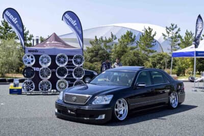 最新作のマーヴェリック 1705Sが注目を集めていたホイールメーカー、ウェッズ。展示車のトヨタ セルシオには、最新作のクレンツェバズレイアIDが装着されていた