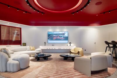 ショールームの中心には「ピアッツァ」と呼ばれる円形の交流スペースが設けられている