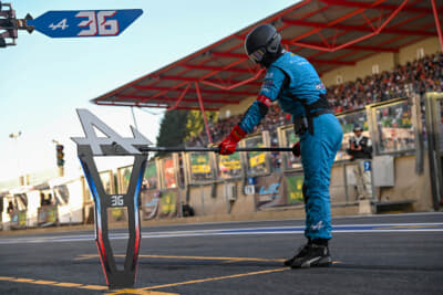 まさかのタイヤバーストでピットインするアルピーヌ。これで優勝を逃すこと