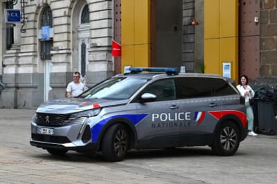 フランス警察のプジョーのSUVパトカーもなんだかオシャレに見えますね