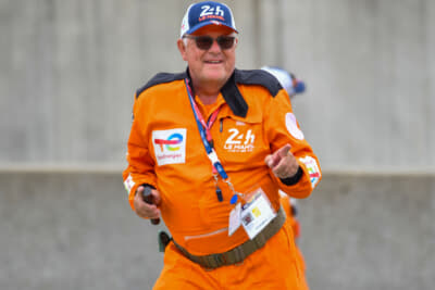 軽やかなダンスを披露するコースマーシャルの方