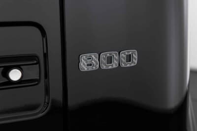 ブラバス XL 800：車名である「800」のエンブレムはリアハッチにおさまる