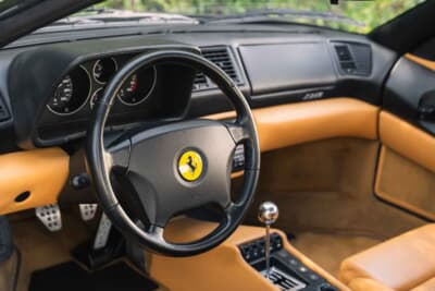 16万6750ユーロ（邦貨換算約2740万円）で落札されたフェラーリ「F355」（C）Courtesy of RM Sotheby's