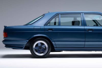 メルセデス・ベンツ「500SEL 5.0 AMG ブルーベリー」（C）Courtesy of RM Sotheby's
