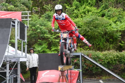 雨で濡れた1本橋でもきっちりと走行を行う小川・武田両選手