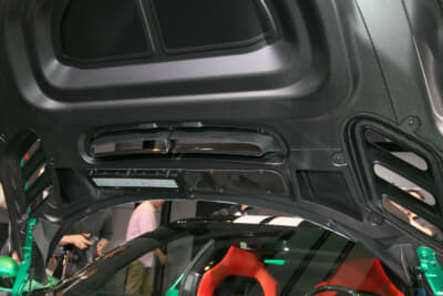 フェラーリ 296スペチアーレ：カーボンのボンネットには空気の通り道が設置されている