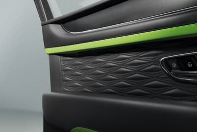 ベントレー ベンテイガ スピード：インストルメントパネル側面には、メインカラーが巧みにアクセントとして配されている