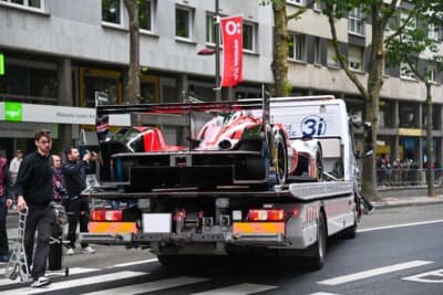 ポルシェが積載車に載って車検会場へやってきました
