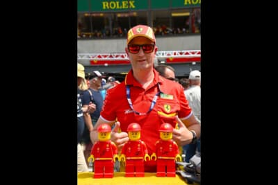 レゴのお人形をわざわざ持参してサインを貰ってご機嫌なフェラーリファン