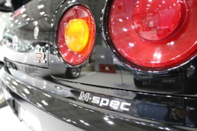 日産 スカイラインGT-R Mスペック:Mスペックはレザーシートを採用。社外ナビ、TV、バックカメラなどを装備