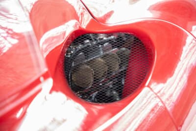 フィアット アバルト1300SP:サイドのエアスクープからはキャブレターのファンネルが見える