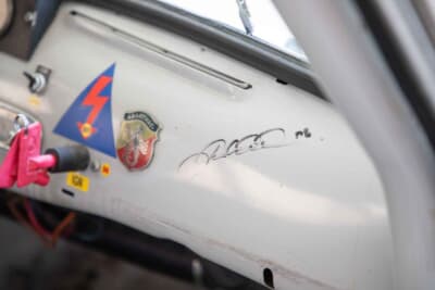 フィアット アバルト1000TCR:ダッシュパネルには、元F1パイロットのヤン・マグヌッセン選手のサインがあった