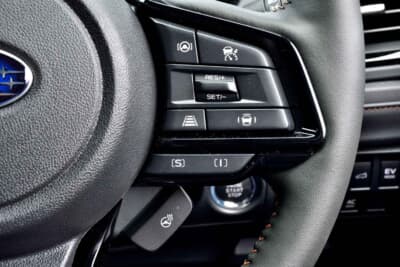 ステアリング右スポークにはアイサイトのコントロールとS/Iモードの切り替えスイッチを装着