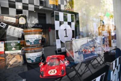 街のショップのディスプレーはル・マン24h一色です