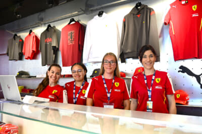 フェラーリショップの店員さんたち。2024年よりは商品点数が若干減った感じがしますが、さすがイタリア。洗練されたデザインの商品で溢れています