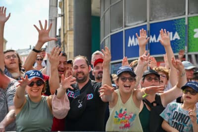 みなさん色んなノベルティをもらおうと必死です