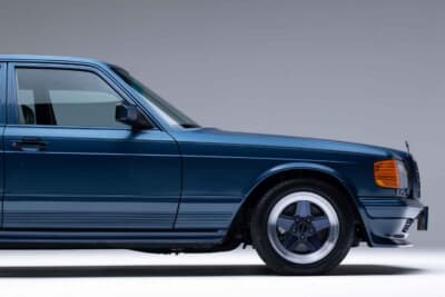 メルセデス・ベンツ「500SEL 5.0 AMG ブルーベリー」（C）Courtesy of RM Sotheby's