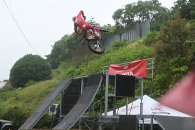 膝の負傷も何のその、チャンピオンの技量を小川選手は存分に披露