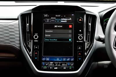 X-MODEはモニター上部のアイコンまたは車両設定画面で動作させることができる