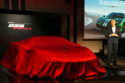 フェラーリ 296スペチアーレ：イタリア本国からエマヌエレ・カランド氏が駆けつけてプレゼンを行った